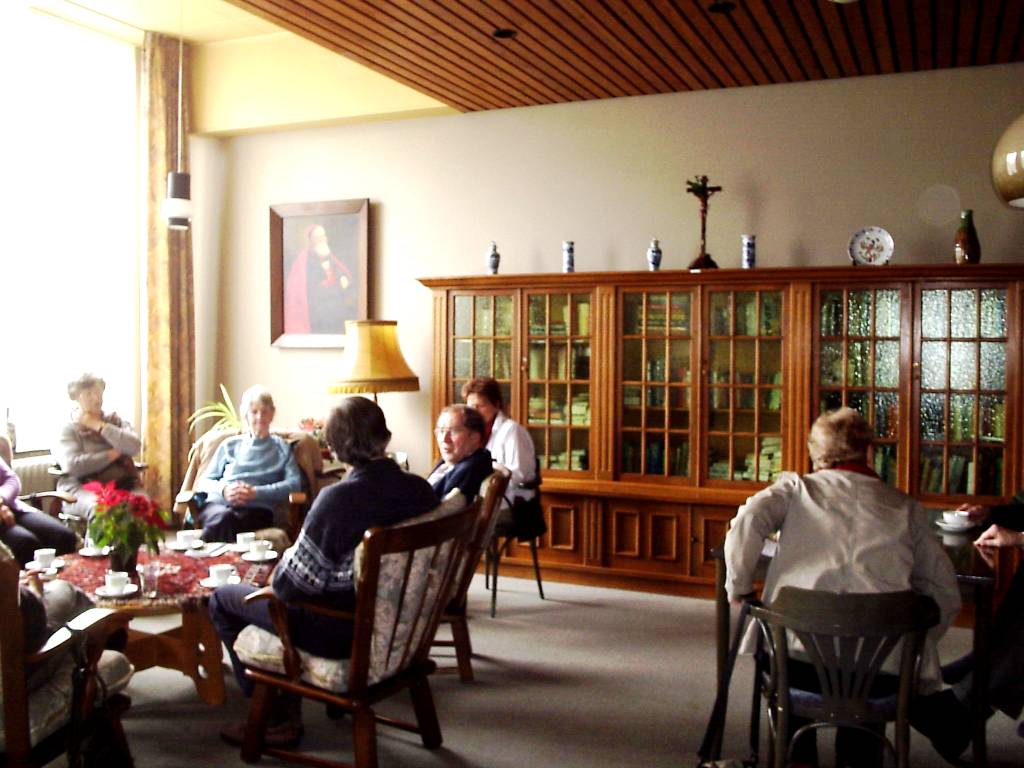 Twee andere groepjes zijn in de televisiekamer beland, om te delen over de teksten die op de borden bij de ingang stonden